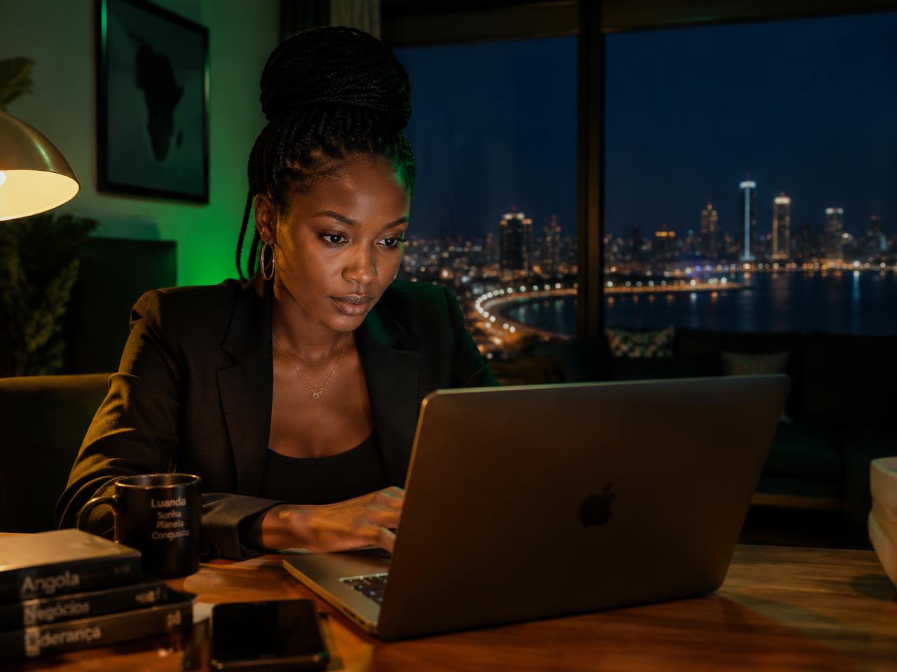 Empreendedora angolana a trabalhar no portátil à noite